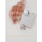 Félgömb alakú bedugós füli édesvízi tenyésztett gyöngyel díszítve