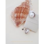 Félgömb alakú bedugós füli édesvízi tenyésztett gyöngyel díszítve