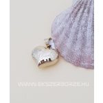 Szív alakú egyik oldalán vésett medál