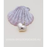 Szív alakú egyik oldalán vésett medál