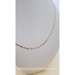 Tömör arany nyaklánc, pici csillogó elemekkel díszítve