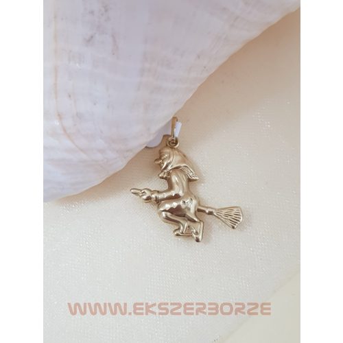 Boszorkány alakú arany medál